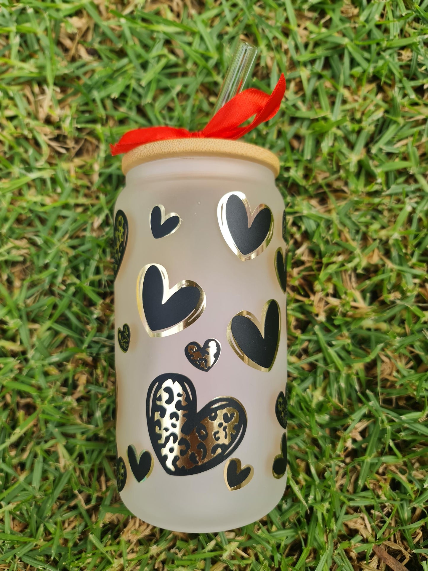 Frosted Hearts Glass Can Tumbler: Bamboo Lid & Glass Straw